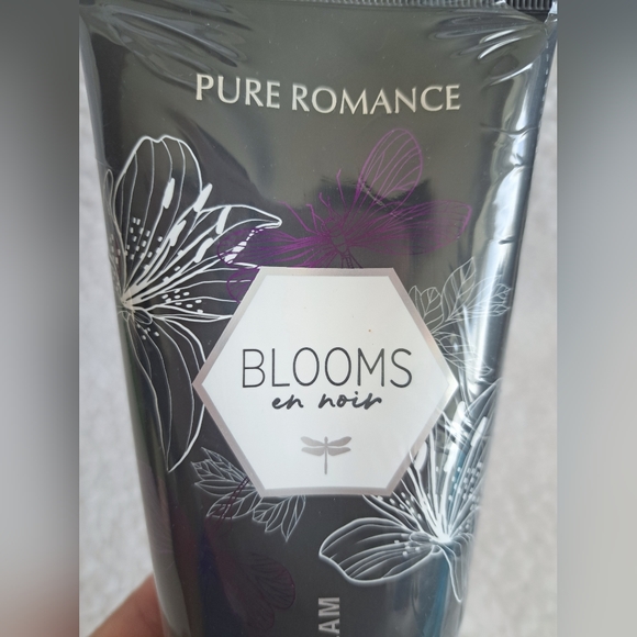 Women's Pure Romance 8oz Blooms en noir Shaving Cream - Picture 5 of 6